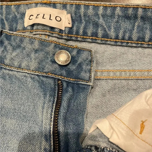 CELLO  MID RISE DISTRESSED LIGHT DENIM BOYFRIEND JEANS SIZE 3/25 - Picture 8 of 11